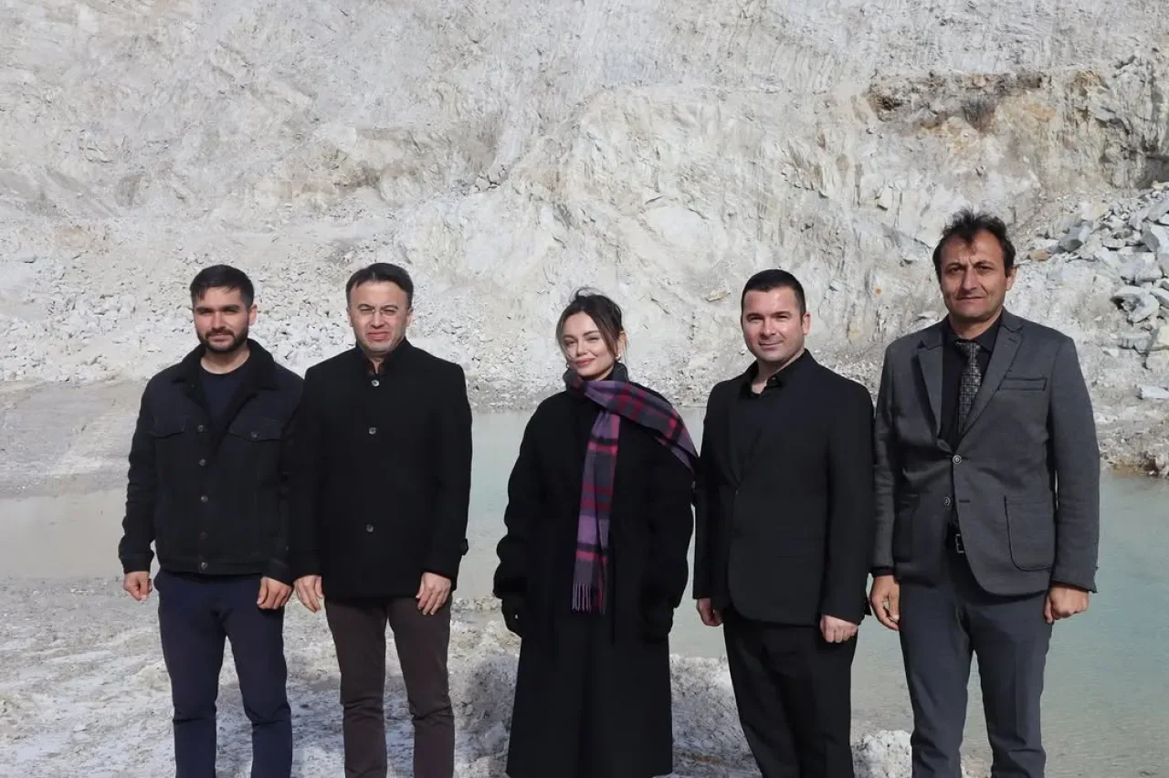 Feke'de Kuvarsit Madeni Üretim Süreçleri Yerinde İncelendi Feke'de Kuvarsit Madeni Üretim Süreçleri Yerinde İncelendi