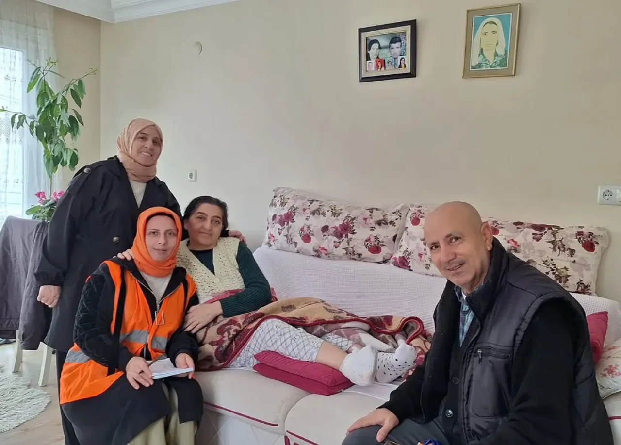 AK Kadın Kolları Çayırova'da Komşu Ziyaretleri ve Üye Kayıt Çalışması Yaptı AK Kadın Kolları Çayırova'da Komşu Ziyaretleri ve Üye Kayıt Çalışması Yaptı
