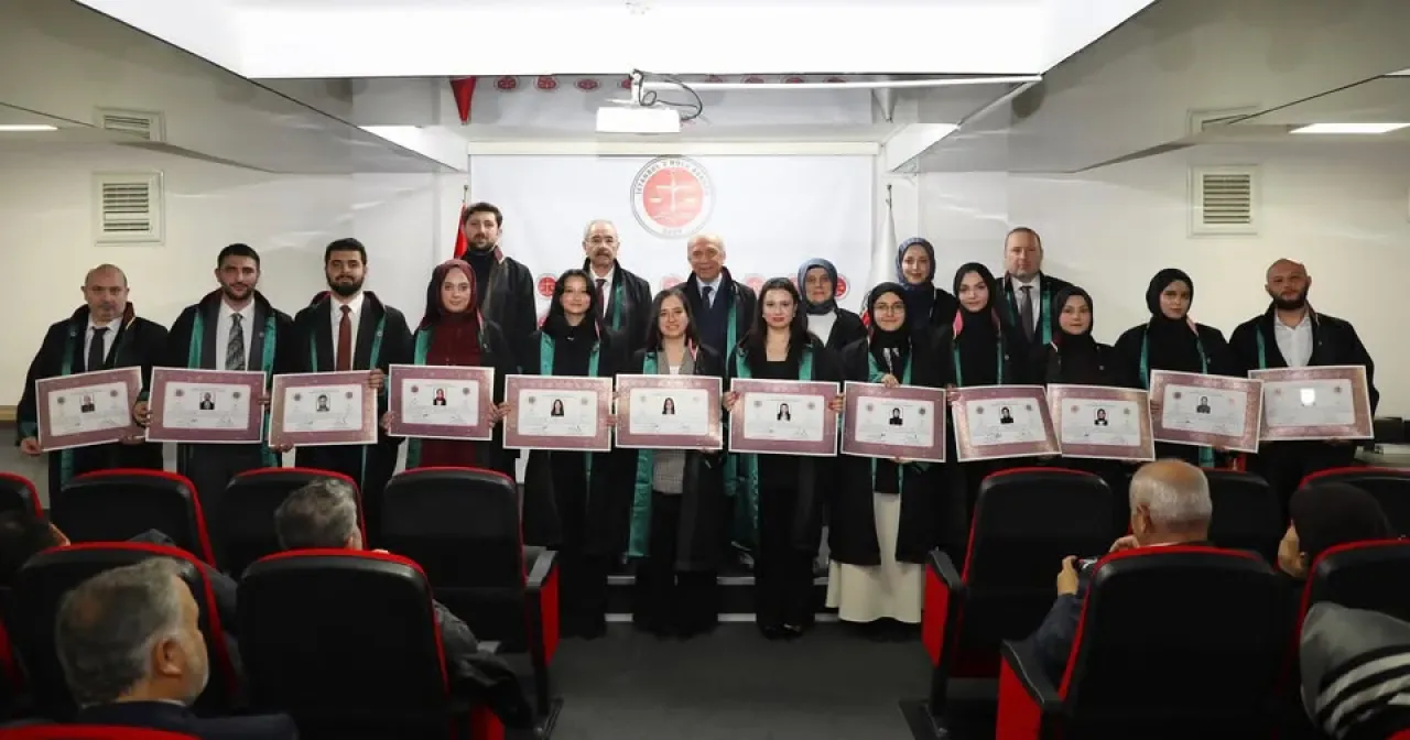 İstanbul 2 Nolu Barosu'nda 12 Yeni Avukat Cübbe Giydi İstanbul 2 Nolu Barosu'nda 12 Yeni Avukat Cübbe Giydi
