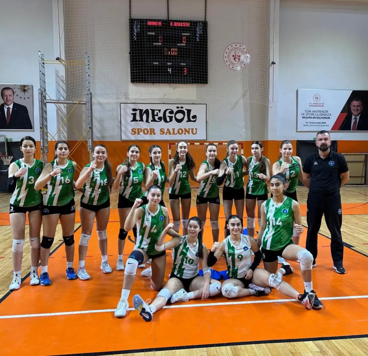 Bursa Büyükşehir Belediyespor Genç Kız Voleybol Takımı, İnegöl Orhaniye'yi 3-0 Mağlup Etti Bursa Büyükşehir Belediyespor Genç Kız Voleybol Takımı, İnegöl Orhaniye'yi 3-0 Mağlup Etti