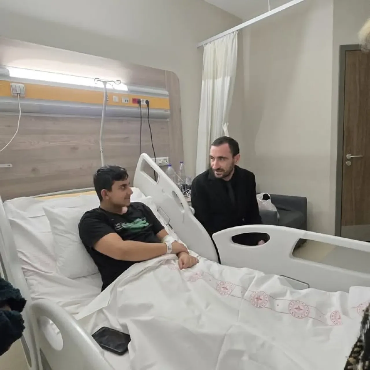 AK Parti Keçiören İlçe Başkanı Kadir Karapınar, Hastanede Tedavi Gören Genci Ziyaret Etti AK Parti Keçiören İlçe Başkanı Kadir Karapınar, Hastanede Tedavi Gören Genci Ziyaret Etti