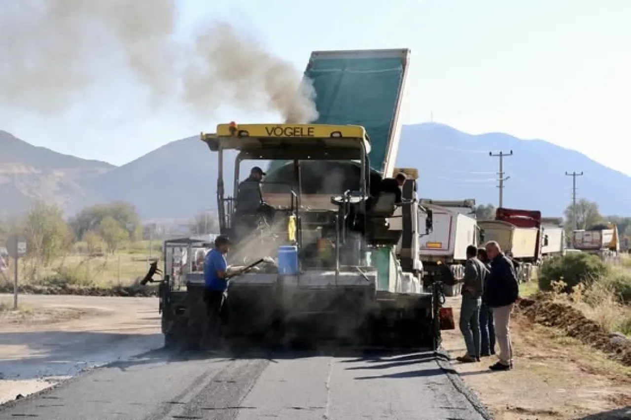 Kaş'ın Bezirgan Mahallesi'nde Sıcak Asfalt Yol Çalışmaları Başladı Kaş'ın Bezirgan Mahallesi'nde Sıcak Asfalt Yol Çalışmaları Başladı