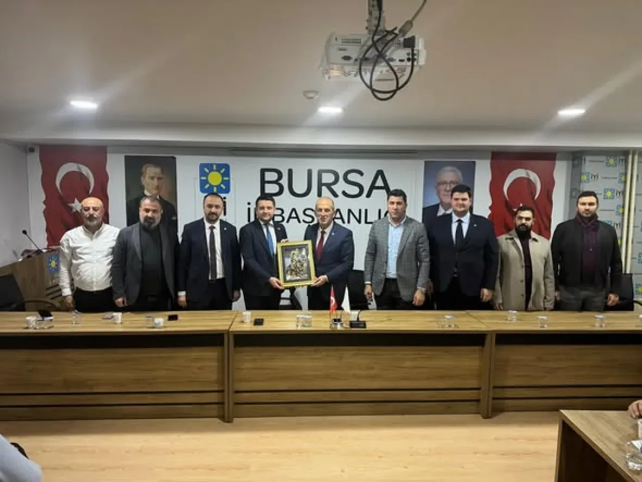 İYİ Parti Yenişehir İlçe Başkanlığı, Bursa İl Başkanı'nı Ziyaret Etti İYİ Parti Yenişehir İlçe Başkanlığı, Bursa İl Başkanı'nı Ziyaret Etti
