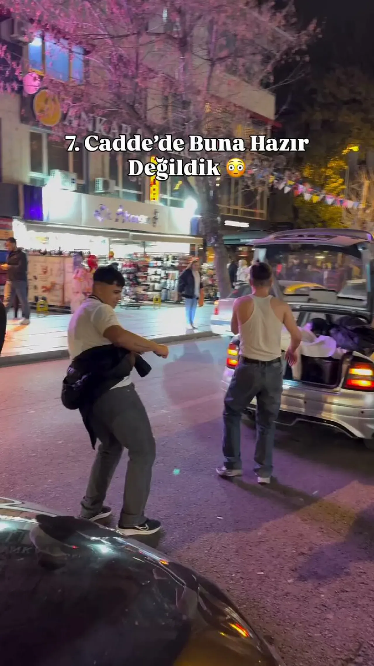 Ankara'nın Gözde Caddesinde Yüksek Sesli Müzik ve Dans İhlali Ankara'nın Gözde Caddesinde Yüksek Sesli Müzik ve Dans İhlali