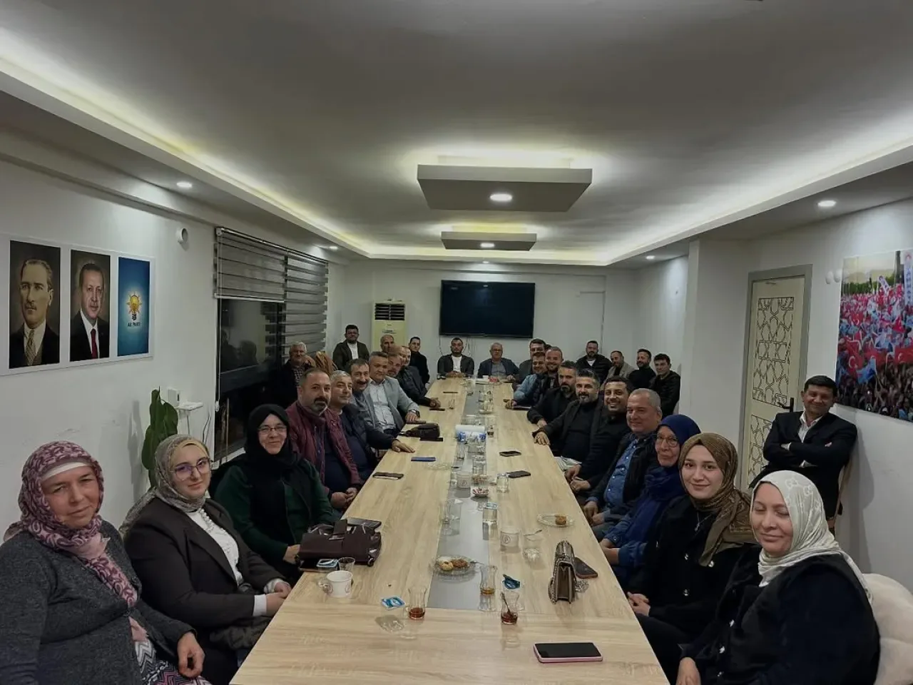 Serik AK Parti İlçe Başkanlığı'nda Verimli Koordinatör Toplantısı Serik AK Parti İlçe Başkanlığı'nda Verimli Koordinatör Toplantısı
