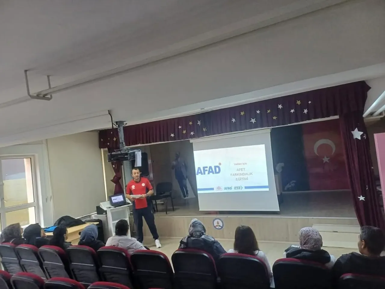 Çatalca'da Velilere Yönelik Afet Farkındalık Eğitimi Düzenlendi Çatalca'da Velilere Yönelik Afet Farkındalık Eğitimi Düzenlendi