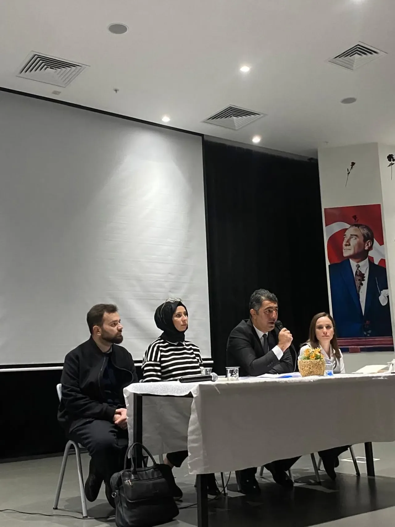 Ataşehir'de Ortaokul Rehber Öğretmenlerine Meslek Liseleri Tanıtım Toplantısı Ataşehir'de Ortaokul Rehber Öğretmenlerine Meslek Liseleri Tanıtım Toplantısı