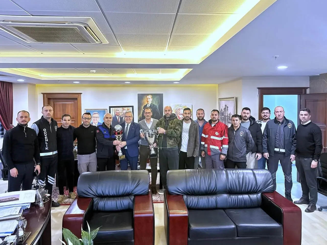 Bandırma Belediyesi Futbol Takımı Şampiyonluk Kupası ile Ziyarette Bulundu Bandırma Belediyesi Futbol Takımı Şampiyonluk Kupası ile Ziyarette Bulundu