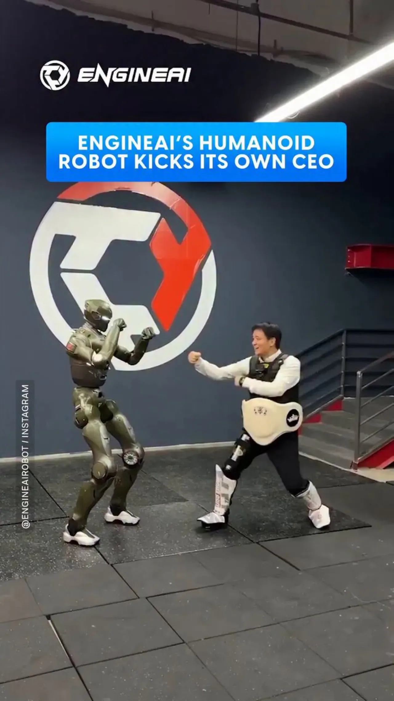 EngineAI'nin T800 İnsansı Robotu Şiddet İçeren Gösteride CEO'sunu Tekmeleyerek Tartışma Yarattı EngineAI'nin T800 İnsansı Robotu Şiddet İçeren Gösteride CEO'sunu Tekmeleyerek Tartışma Yarattı