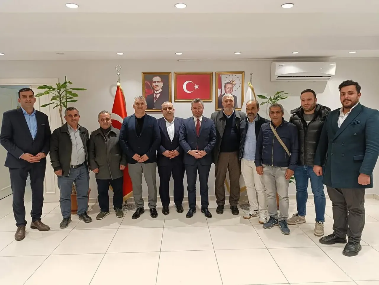 AK Parti Kağıthane İlçe Başkanı, Siirt Şirvan Köy Derneği Yöneticilerini Ağırladı AK Parti Kağıthane İlçe Başkanı, Siirt Şirvan Köy Derneği Yöneticilerini Ağırladı