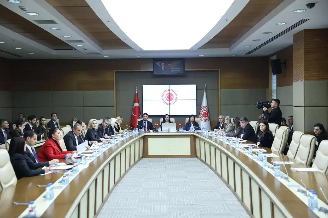 AK Parti'li Durgut'tan Komisyon Toplantısı Açıklaması AK Parti'li Durgut'tan Komisyon Toplantısı Açıklaması