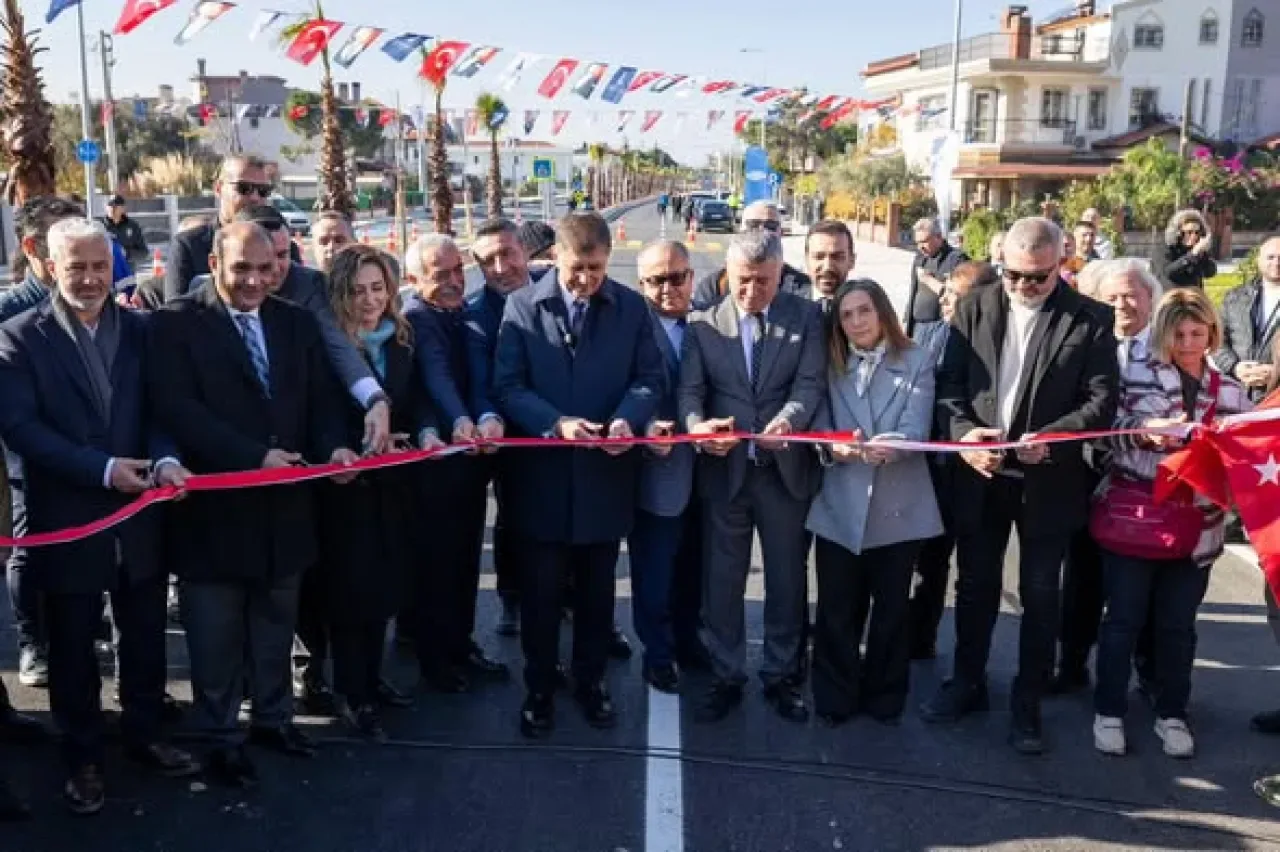 İzmir'de 75. Yıl Cumhuriyet Bulvarı'nın İlk Etabı Hizmete Açıldı İzmir'de 75. Yıl Cumhuriyet Bulvarı'nın İlk Etabı Hizmete Açıldı