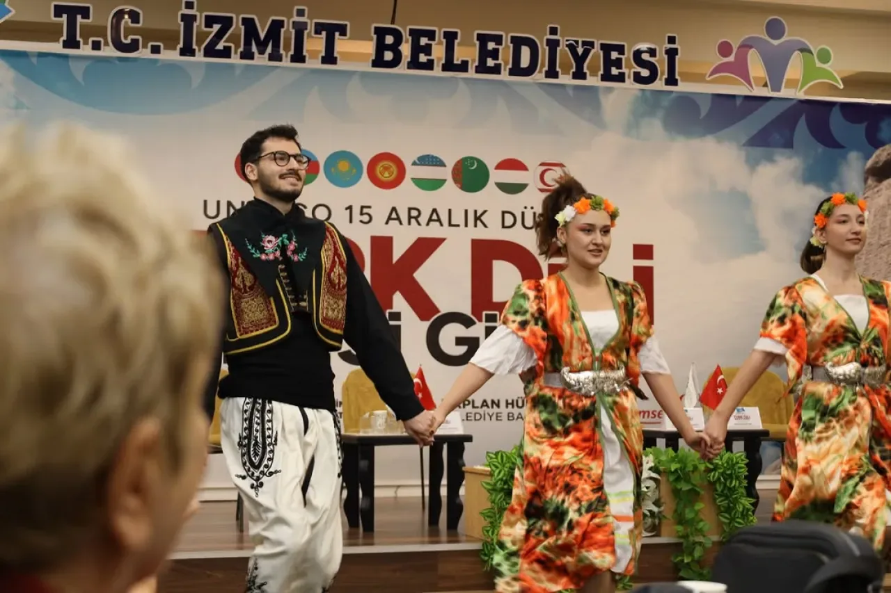 İzmit'te Dünya Türk Dili Ailesi Günü Coşkuyla Kutlandı İzmit'te Dünya Türk Dili Ailesi Günü Coşkuyla Kutlandı