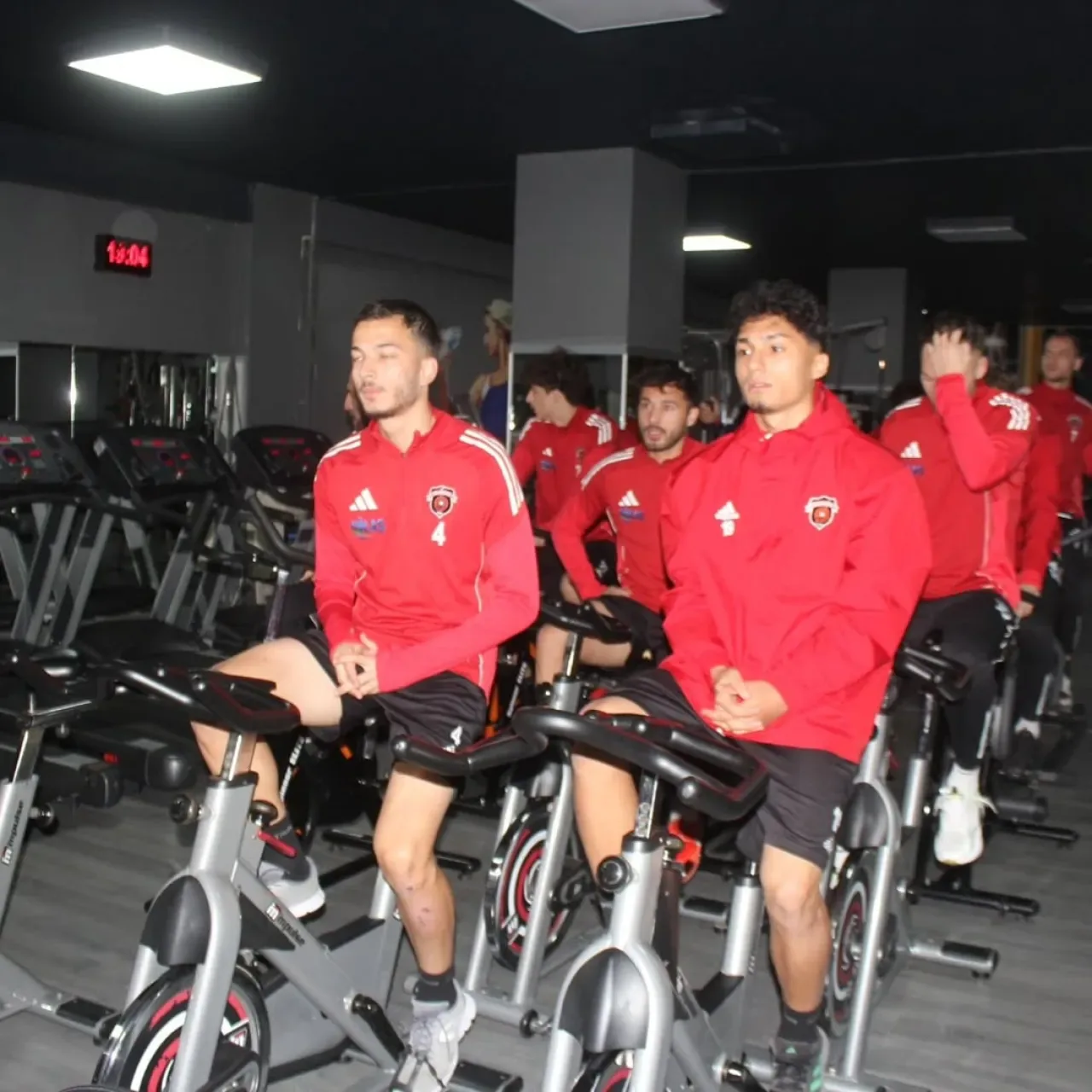 Gölcükspor Sabah Antrenmanında Kuvvet Çalışması Yaptı Gölcükspor Sabah Antrenmanında Kuvvet Çalışması Yaptı