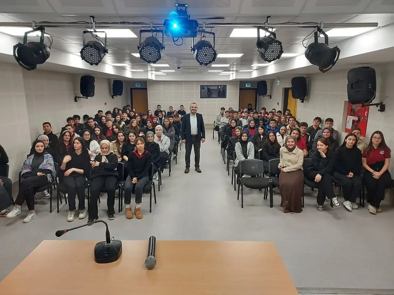 Sultanbeyli'de Öğrenciler Akademisyenle Buluştu: Kariyer Yolculuğuna Işık Tuttu Sultanbeyli'de Öğrenciler Akademisyenle Buluştu: Kariyer Yolculuğuna Işık Tuttu
