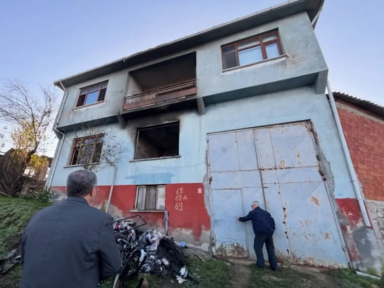 Balya'da Yangın Mağduru Vatandaşa Belediyeden Ziyaret ve Destek Sözü Balya'da Yangın Mağduru Vatandaşa Belediyeden Ziyaret ve Destek Sözü