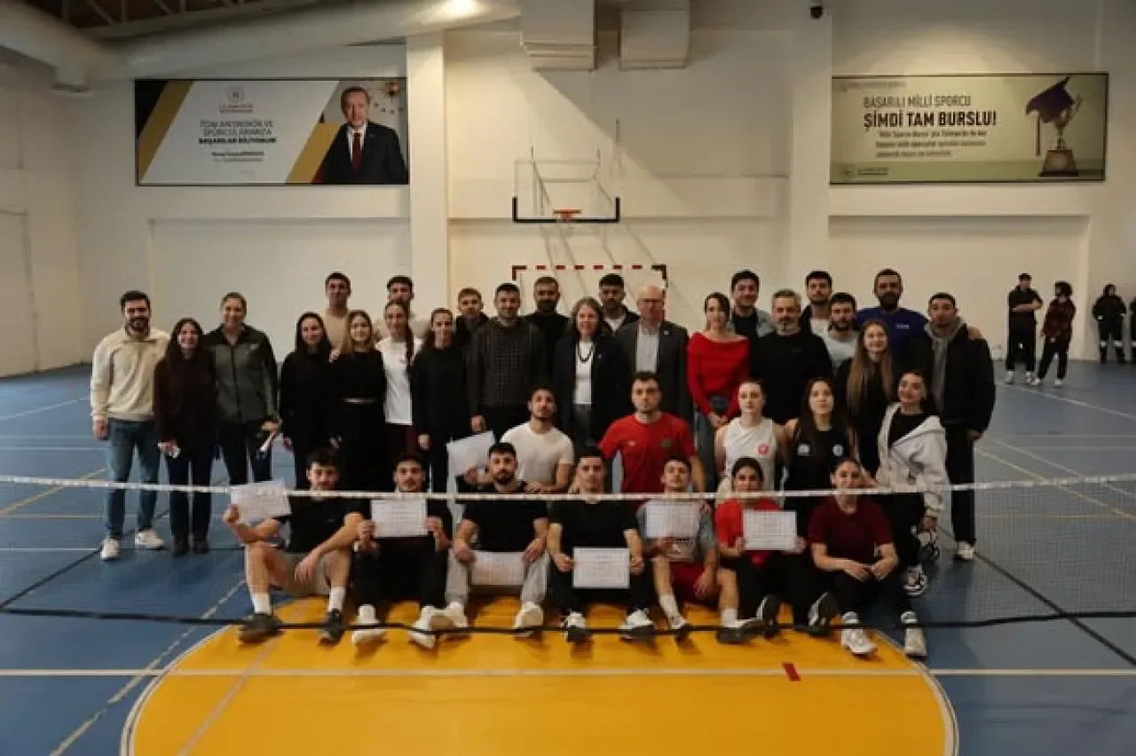Bandırma 17 Eylül Üniversitesi'nde Oturarak Voleybol Turnuvası Coşkusu Bandırma 17 Eylül Üniversitesi'nde Oturarak Voleybol Turnuvası Coşkusu