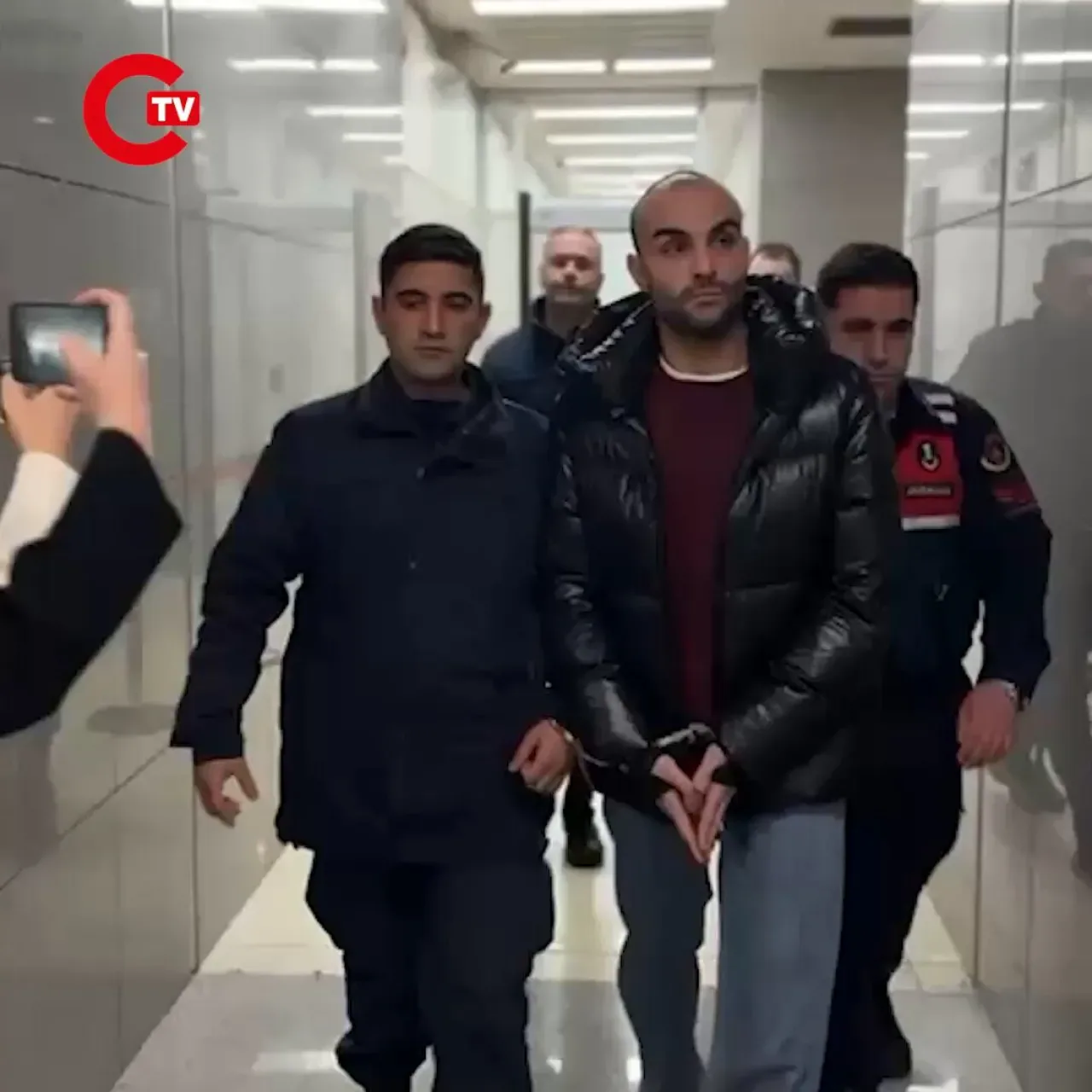 Ünlülerin Torbacısı Olduğu İddia Edilen Sercan Yaşar Adliyede İfade Verdi Ünlülerin Torbacısı Olduğu İddia Edilen Sercan Yaşar Adliyede İfade Verdi