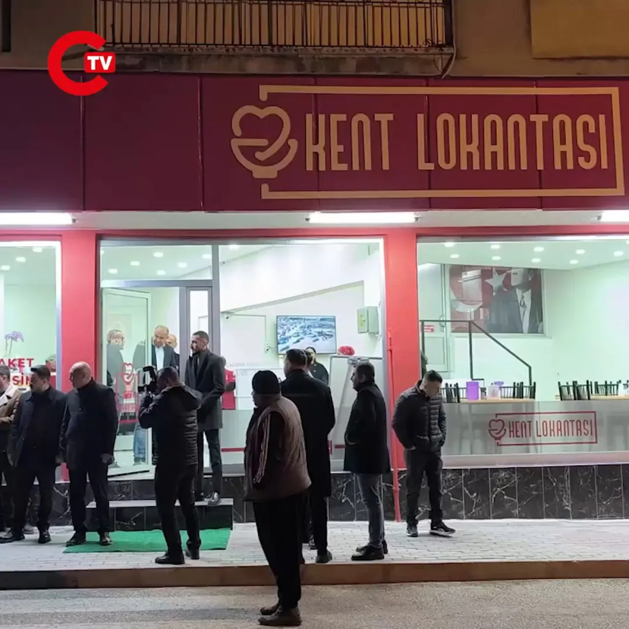 70 Yaşındaki Emekli İşçi, Maaş Yetmediği İçin Kent Lokantasından Ücretsiz Çorba İçiyor 70 Yaşındaki Emekli İşçi, Maaş Yetmediği İçin Kent Lokantasından Ücretsiz Çorba İçiyor