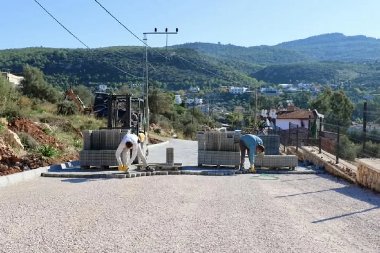 Kaş'ın Gelemiş Mahallesi'nde Altyapı ve Yol Çalışmaları Hız Kesmeden Devam Ediyor Kaş'ın Gelemiş Mahallesi'nde Altyapı ve Yol Çalışmaları Hız Kesmeden Devam Ediyor