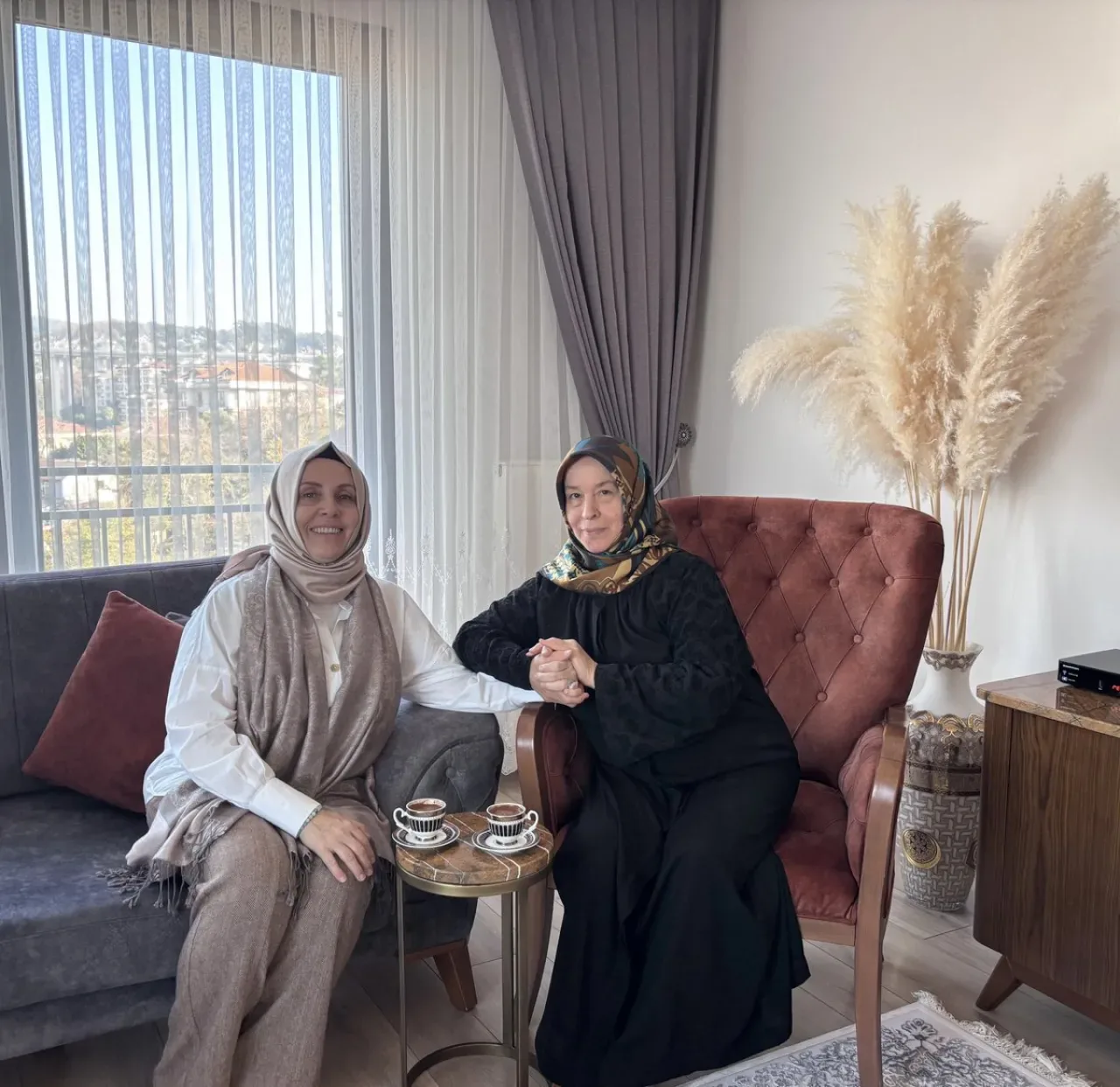 AK Parti İstanbul Kadın Kolları'ndan Vefa Ziyareti AK Parti İstanbul Kadın Kolları'ndan Vefa Ziyareti