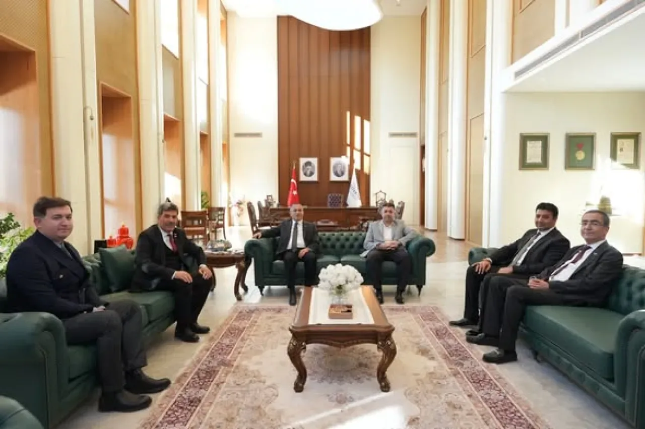 Gaziantep Valisi Çeber'e Halı İhracatçılarından Ziyaret Gaziantep Valisi Çeber'e Halı İhracatçılarından Ziyaret
