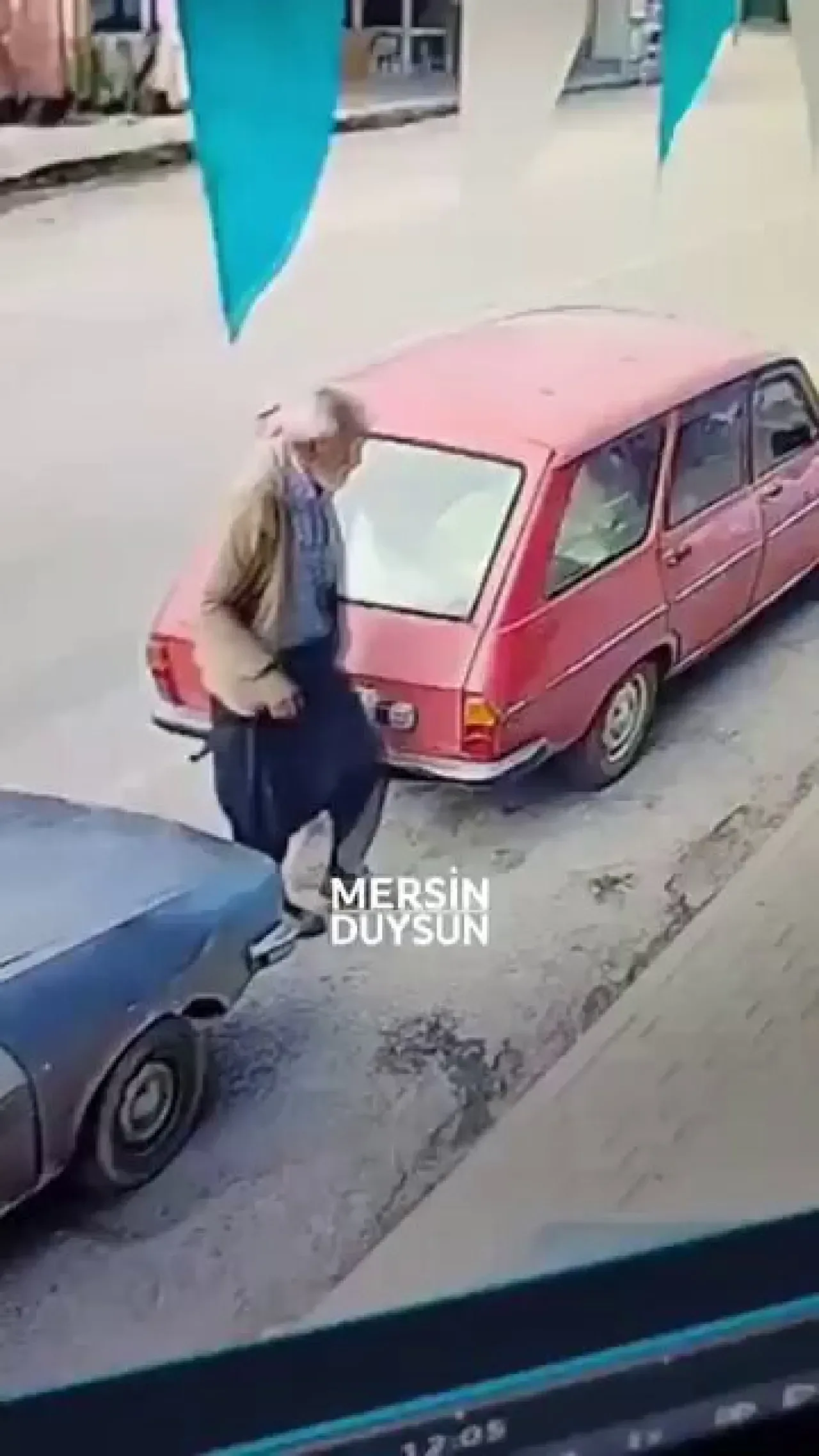Ayakkabılarını Çıkaran Market Müşterisi Takdir Topladı Ayakkabılarını Çıkaran Market Müşterisi Takdir Topladı