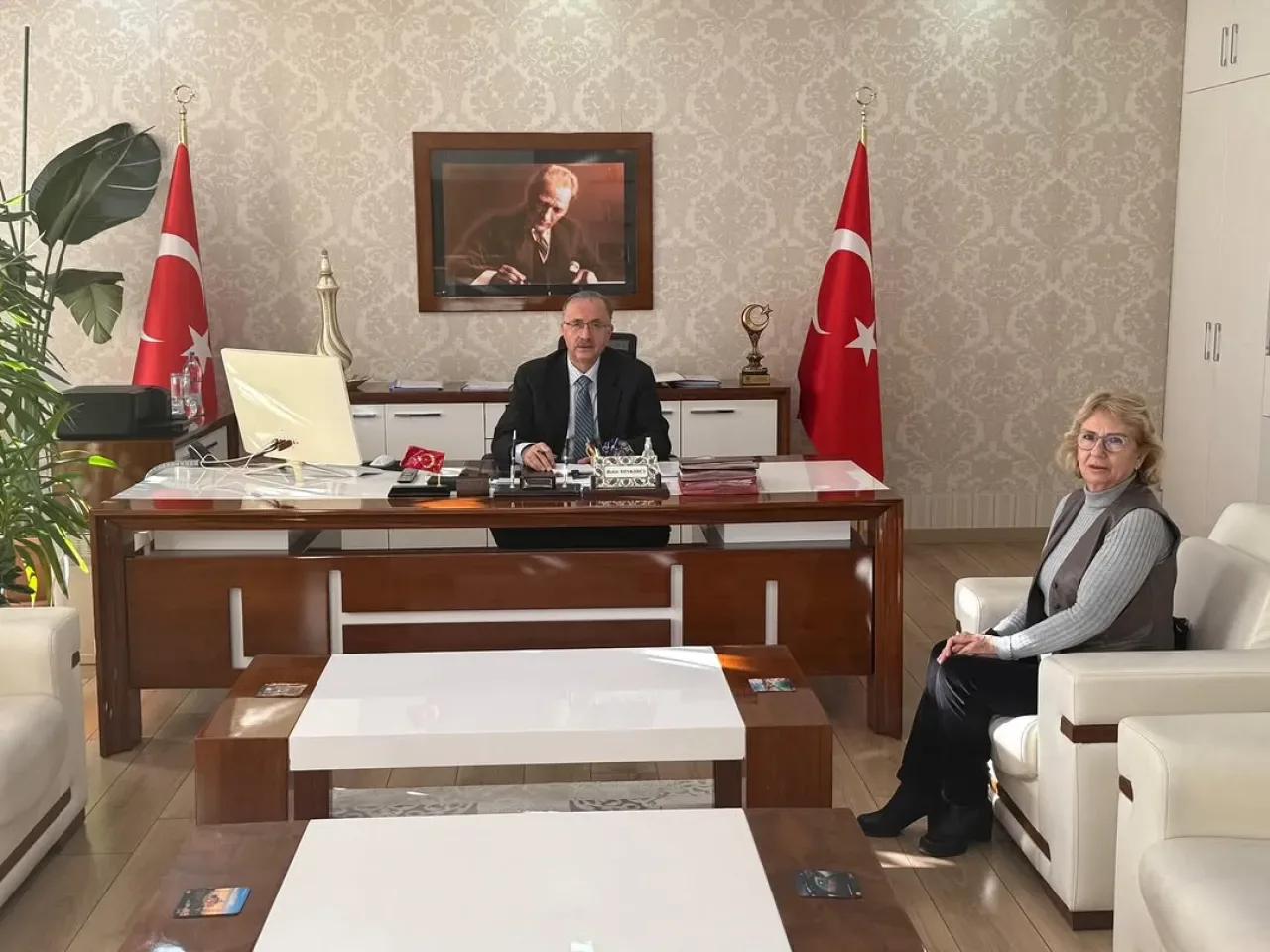 İş İnsanı Gülnur Kuzucular Gökmen ve İstanbul Romanlar Derneği'nden Ataşehir Kaymakamı'na Ziyaret İş İnsanı Gülnur Kuzucular Gökmen ve İstanbul Romanlar Derneği'nden Ataşehir Kaymakamı'na Ziyaret
