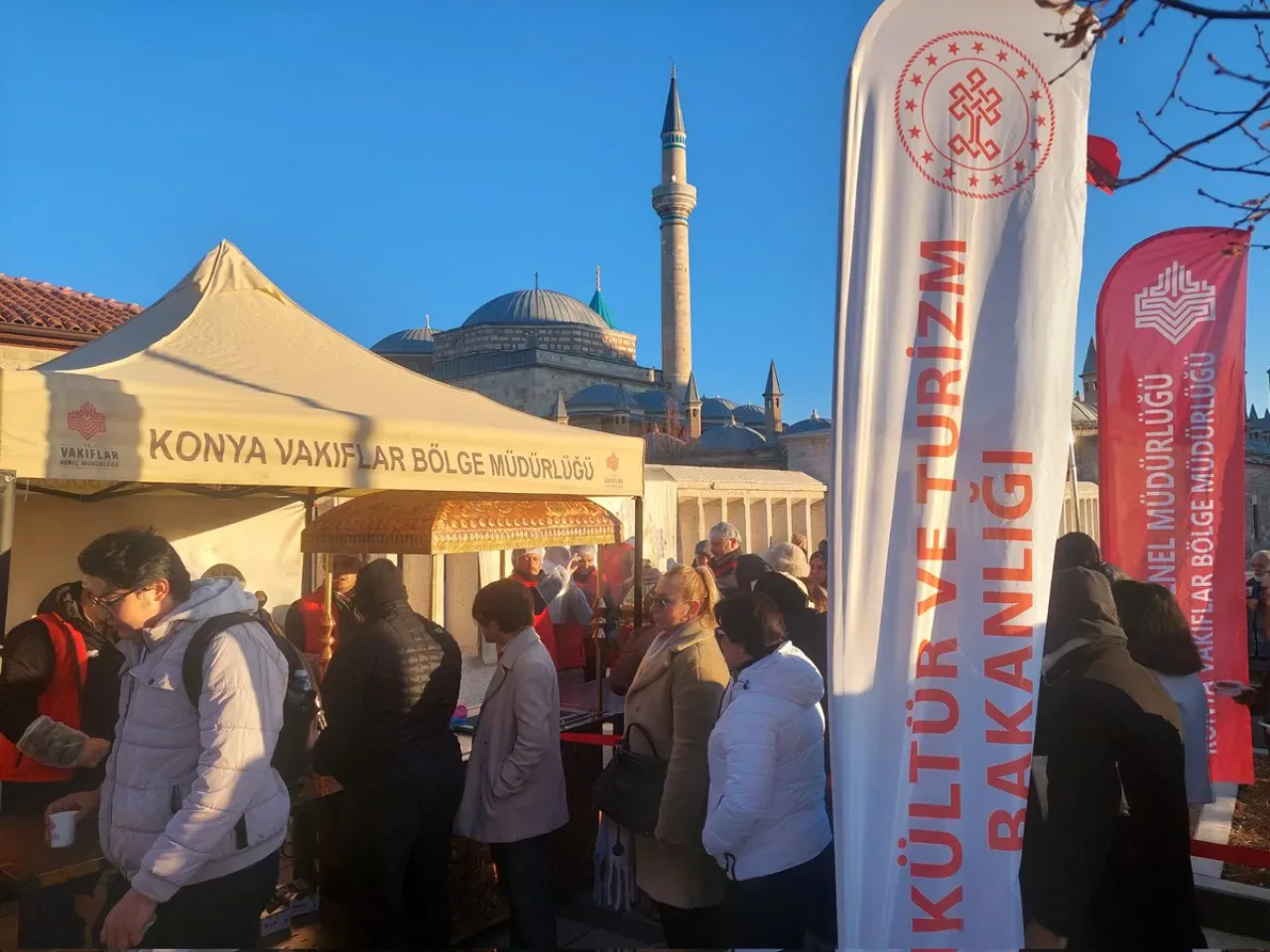 Mevlana'nın Vuslat Yıldönümünde Düzenlenen Anlamlı Tören ve Salep İkramı Mevlana'nın Vuslat Yıldönümünde Düzenlenen Anlamlı Tören ve Salep İkramı