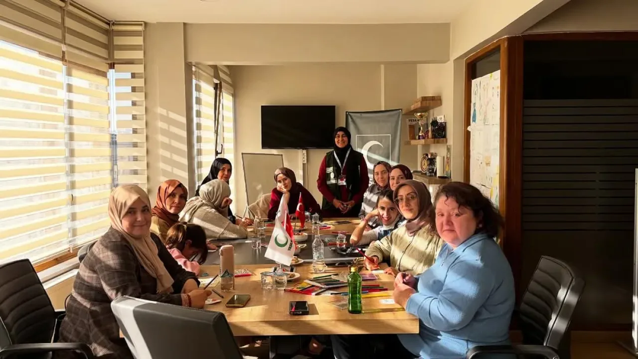 Yeşilay Üsküdar'da Sanat Terapi Atölyesi Düzenlendi Yeşilay Üsküdar'da Sanat Terapi Atölyesi Düzenlendi