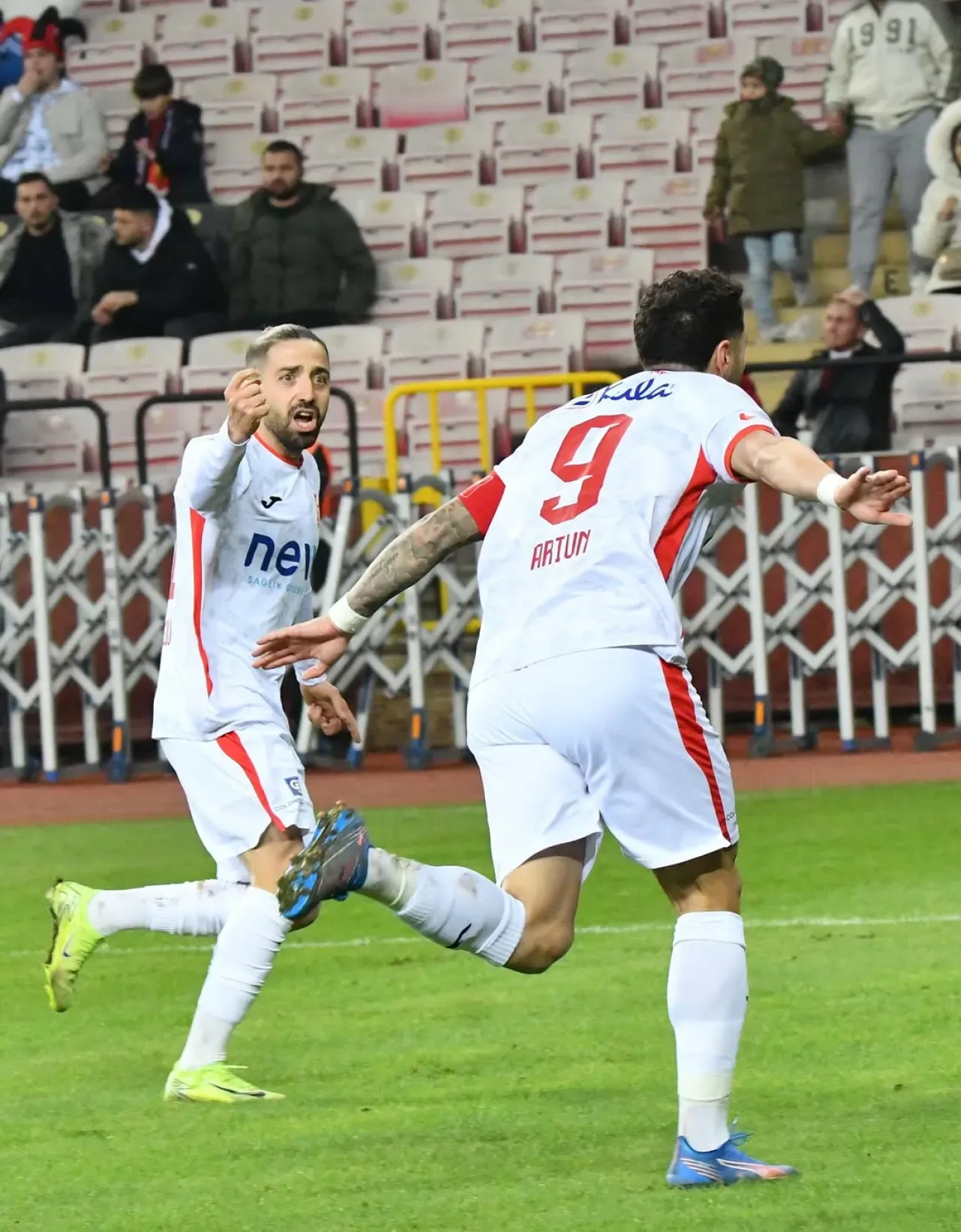 Balıkesirspor, Eskişehirspor'u 3-0 Mağlup Etti Balıkesirspor, Eskişehirspor'u 3-0 Mağlup Etti