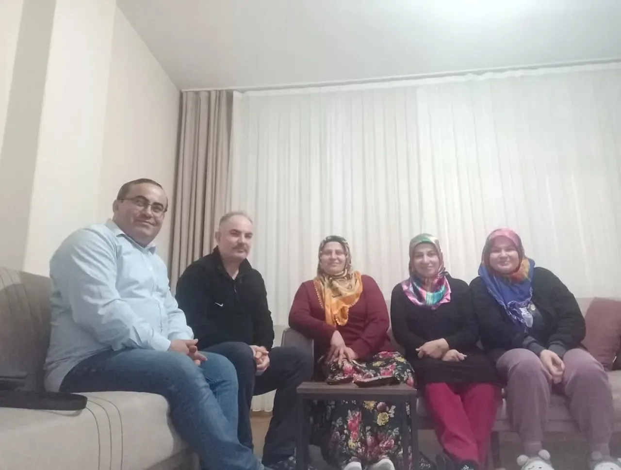 MHP Kağıthane İlçe Başkanı Turgut Ergün, Seyrantepe Mahallesi'nde Aile Ziyareti Gerçekleştirdi MHP Kağıthane İlçe Başkanı Turgut Ergün, Seyrantepe Mahallesi'nde Aile Ziyareti Gerçekleştirdi