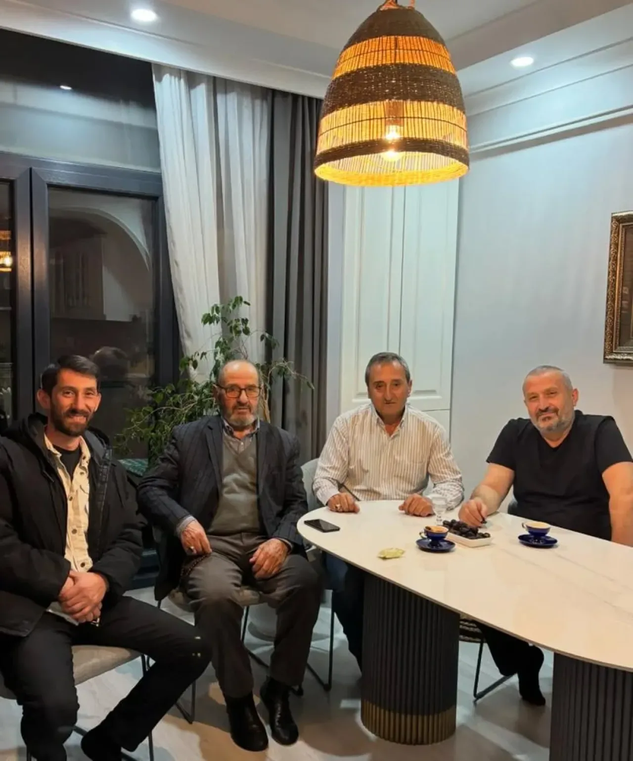 MHP Kağıthane'den Komşu Ziyareti: Derdin Derdimizdir Programı Kapsamında Anlamlı Buluşma MHP Kağıthane'den Komşu Ziyareti: Derdin Derdimizdir Programı Kapsamında Anlamlı Buluşma