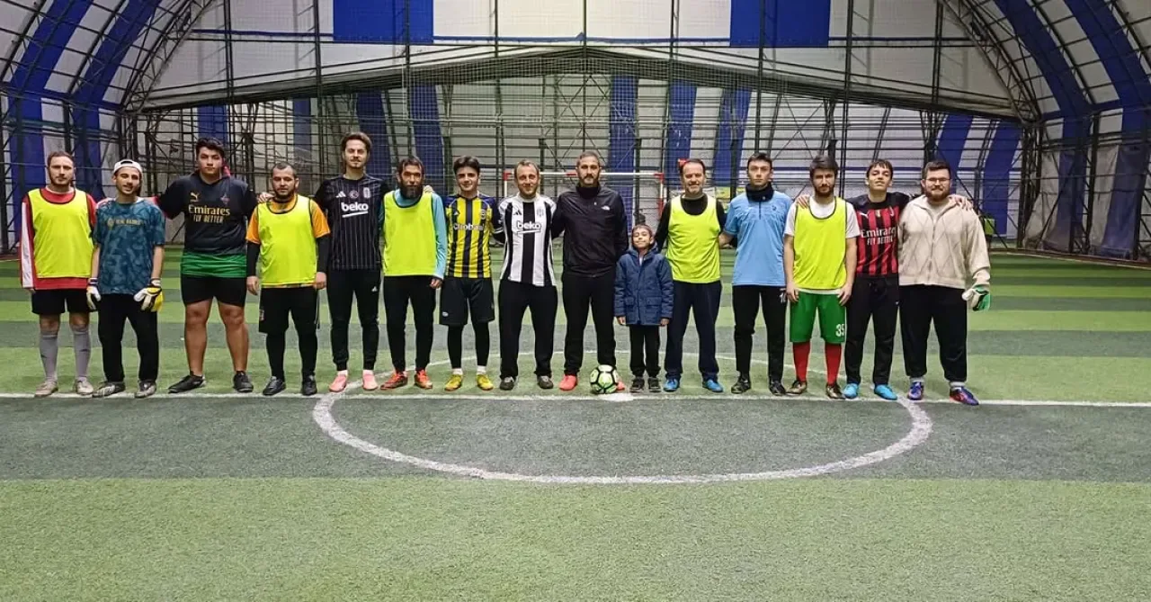 Küçükçekmece'de Gençler ve Din Görevlileri Halı Saha Buluşması Küçükçekmece'de Gençler ve Din Görevlileri Halı Saha Buluşması