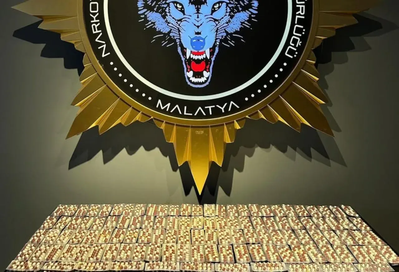 Malatya'da Sentetik Ecza Operasyonu: 3 Bin 644 Hap Ele Geçirildi, 3 Kişi Tutuklandı Malatya'da Sentetik Ecza Operasyonu: 3 Bin 644 Hap Ele Geçirildi, 3 Kişi Tutuklandı