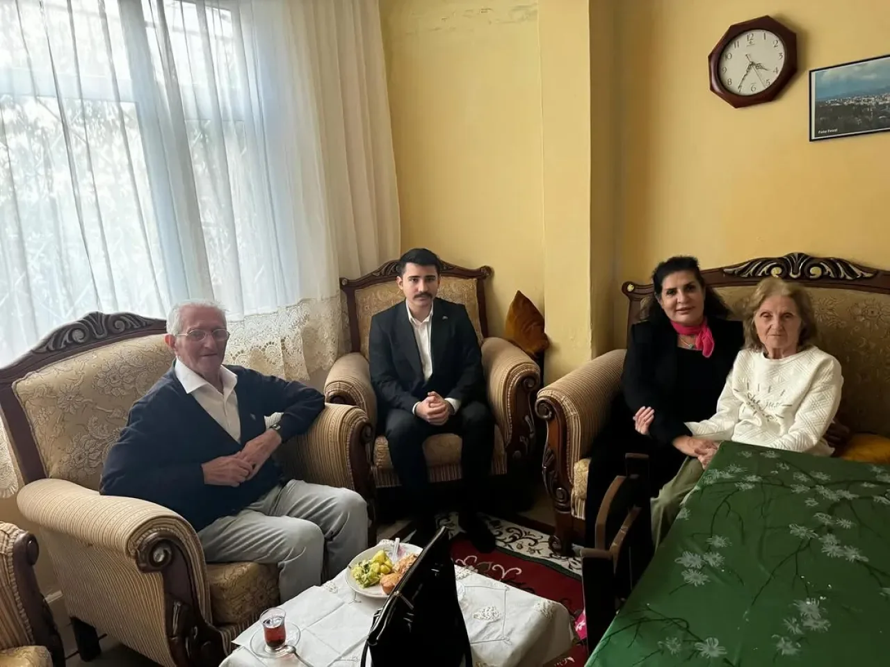MHP Maltepe'de Vatandaş Ziyareti: Sönmez Ailesi'ne Sosyal Dayanışma Mesajı MHP Maltepe'de Vatandaş Ziyareti: Sönmez Ailesi'ne Sosyal Dayanışma Mesajı