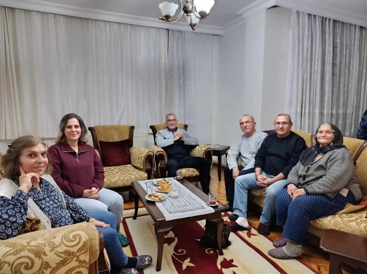 MHP Maltepe'den Gülensu Mahallesi'nde Aile Ziyareti MHP Maltepe'den Gülensu Mahallesi'nde Aile Ziyareti