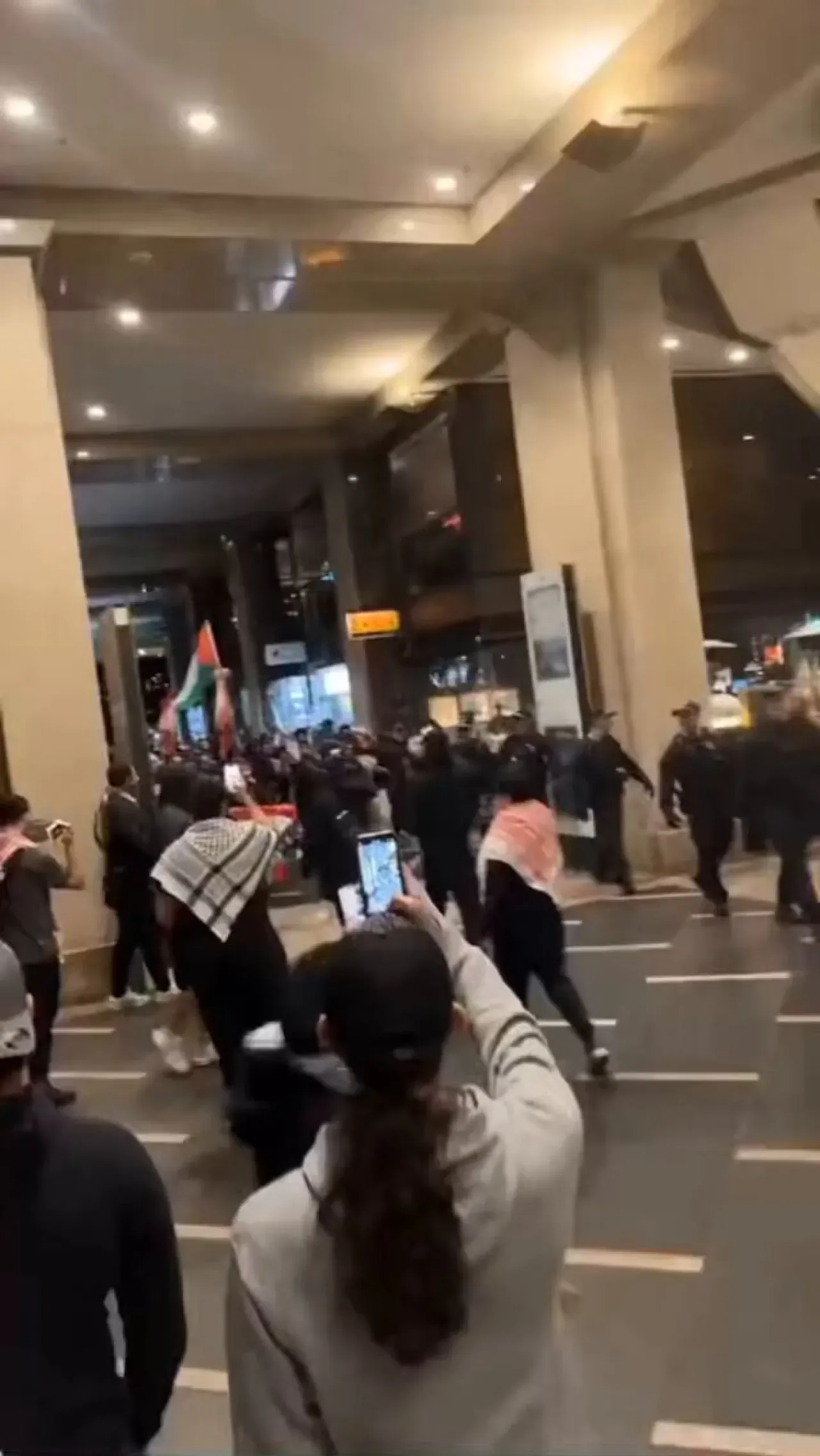 Sidney'de Tekbir Nidaları Eşliğinde Filistin Bayrağı Açıldı Sidney'de Tekbir Nidaları Eşliğinde Filistin Bayrağı Açıldı