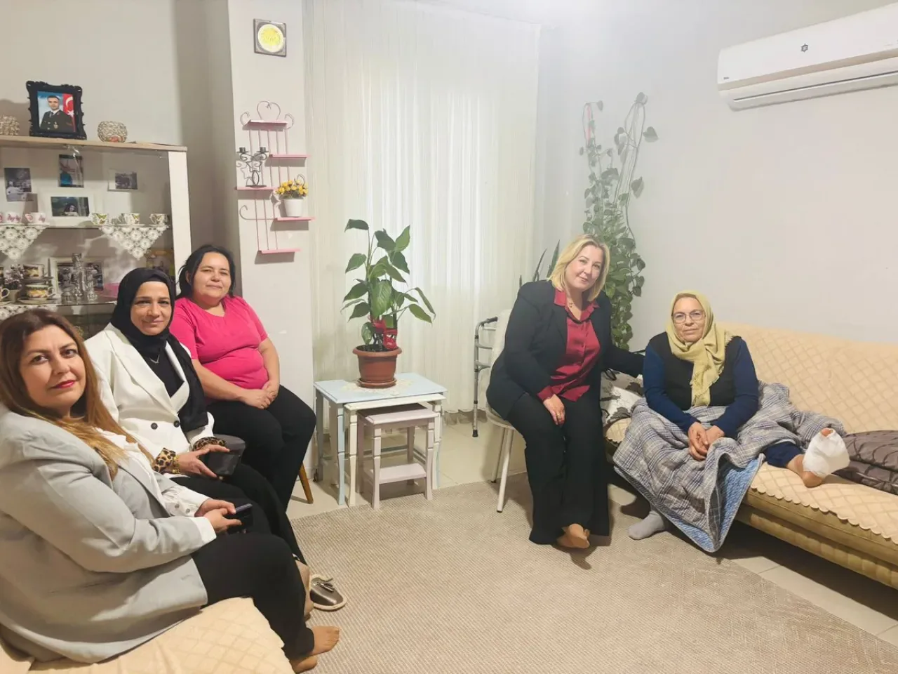 AK Parti Adana Kadın Kolları, Rabia Teyze'ye Geçmiş Olsun Ziyareti AK Parti Adana Kadın Kolları, Rabia Teyze'ye Geçmiş Olsun Ziyareti