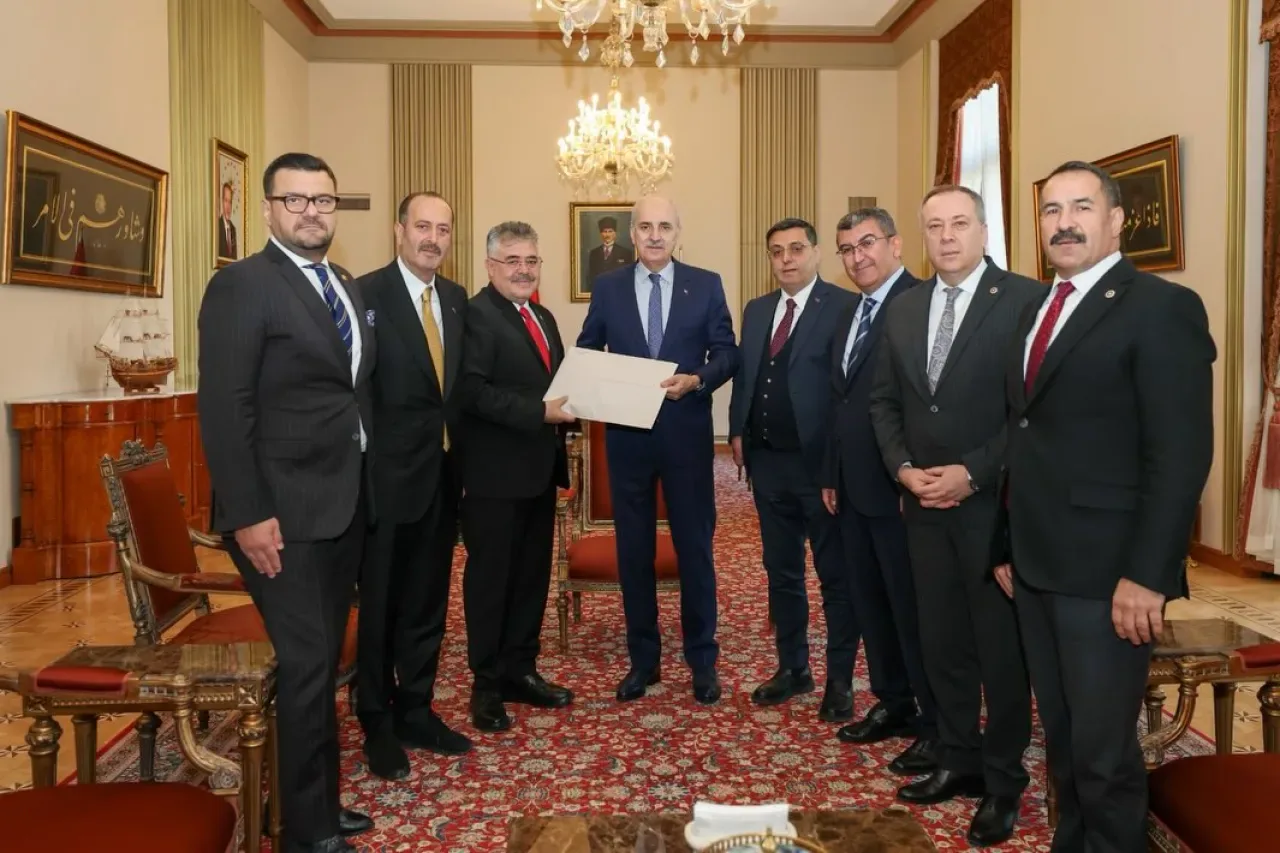 TBMM Güvenlik ve İstihbarat Komisyonu, 2024 Yılı Faaliyet Raporunu Meclis Başkanı'na Sundu TBMM Güvenlik ve İstihbarat Komisyonu, 2024 Yılı Faaliyet Raporunu Meclis Başkanı'na Sundu