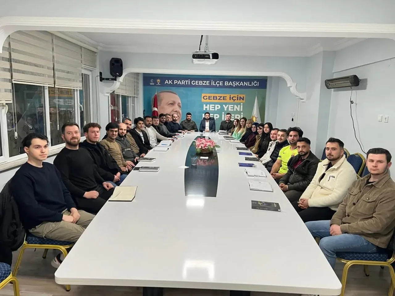 AK GENÇ GEBZE'de Haftalık Yönetim Kurulu Toplantısı Gerçekleştirildi AK GENÇ GEBZE'de Haftalık Yönetim Kurulu Toplantısı Gerçekleştirildi