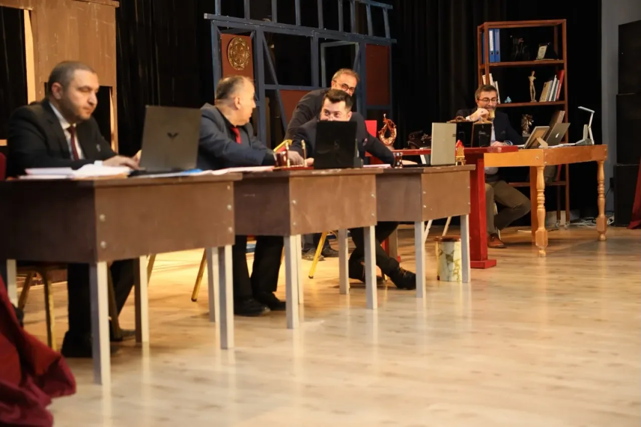 Körfez'de "Kırık Ayna" Tiyatro Oyunu Sahnelendi Körfez'de "Kırık Ayna" Tiyatro Oyunu Sahnelendi