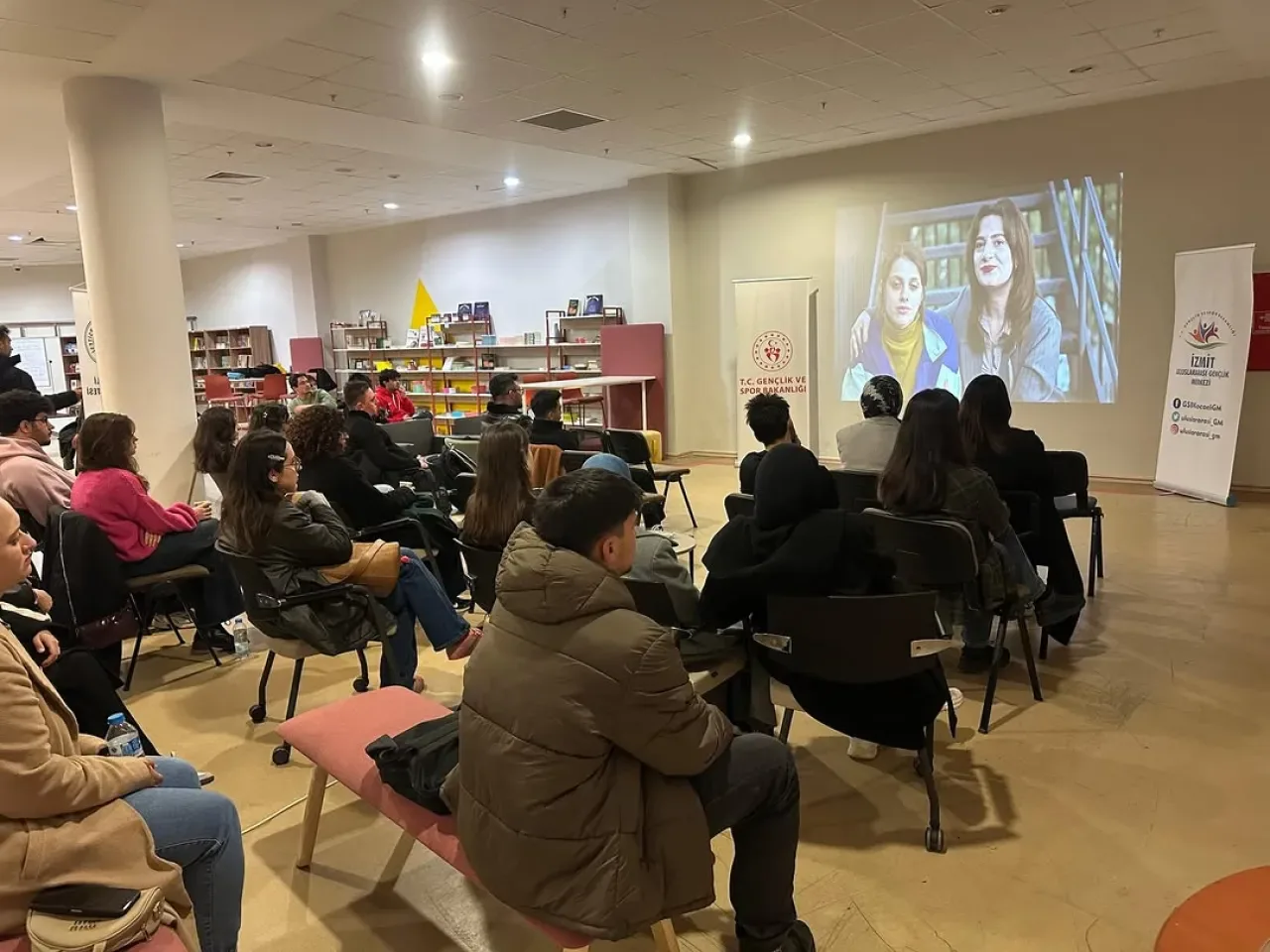 Kısa Film Gösterimi ve Yönetmen Söyleşisi Kocaeli'de Gerçekleşti Kısa Film Gösterimi ve Yönetmen Söyleşisi Kocaeli'de Gerçekleşti