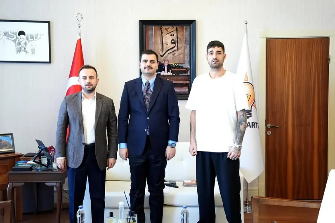 İdil Tatlıses, AK Parti İzmir Milletvekili Eyyüp Kadir İnan'ı Ziyaret Etti İdil Tatlıses, AK Parti İzmir Milletvekili Eyyüp Kadir İnan'ı Ziyaret Etti