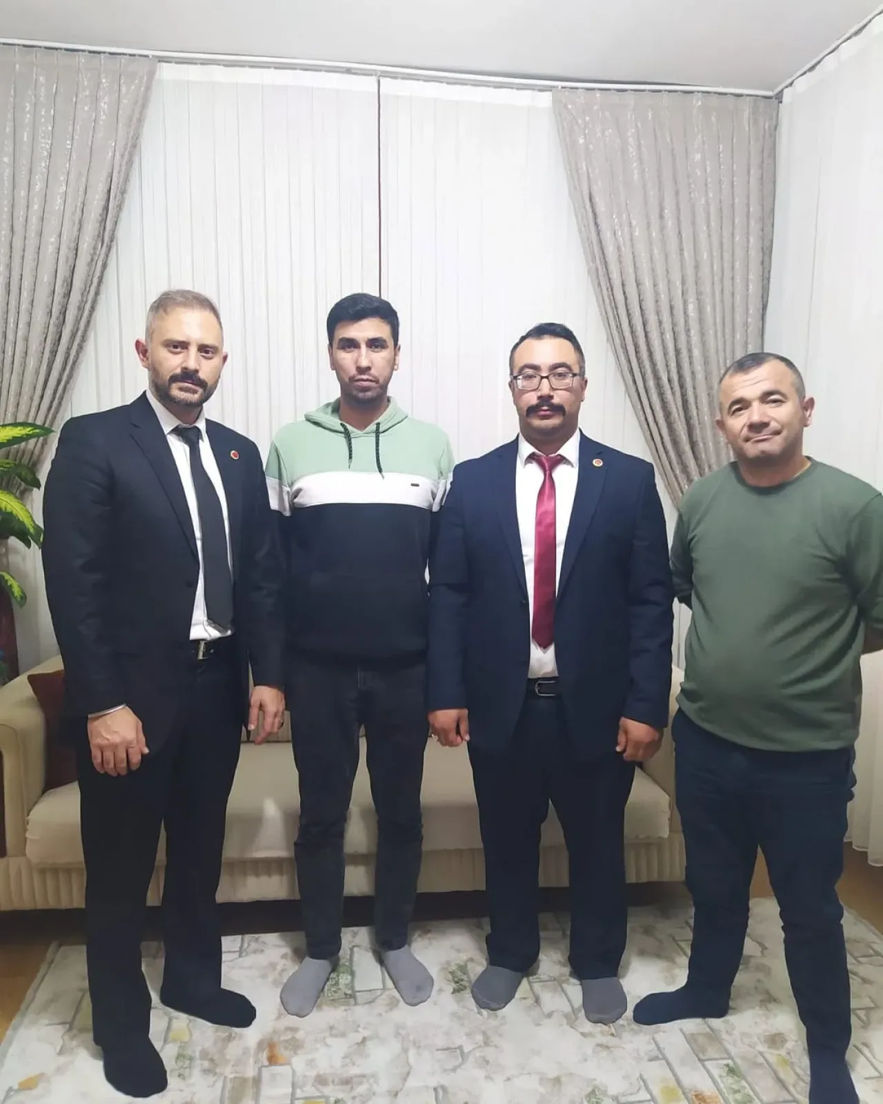 MHP Pendik İlçe Teşkilatı, 36 Mahallede Kapı Kapı Dolaşarak Vatandaşla Buluştu MHP Pendik İlçe Teşkilatı, 36 Mahallede Kapı Kapı Dolaşarak Vatandaşla Buluştu