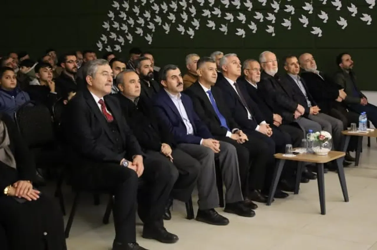 Gaziantep'te Hafızlık Eğitimini Tamamlayan Öğrenciler Gururla Taçlandırıldı Gaziantep'te Hafızlık Eğitimini Tamamlayan Öğrenciler Gururla Taçlandırıldı