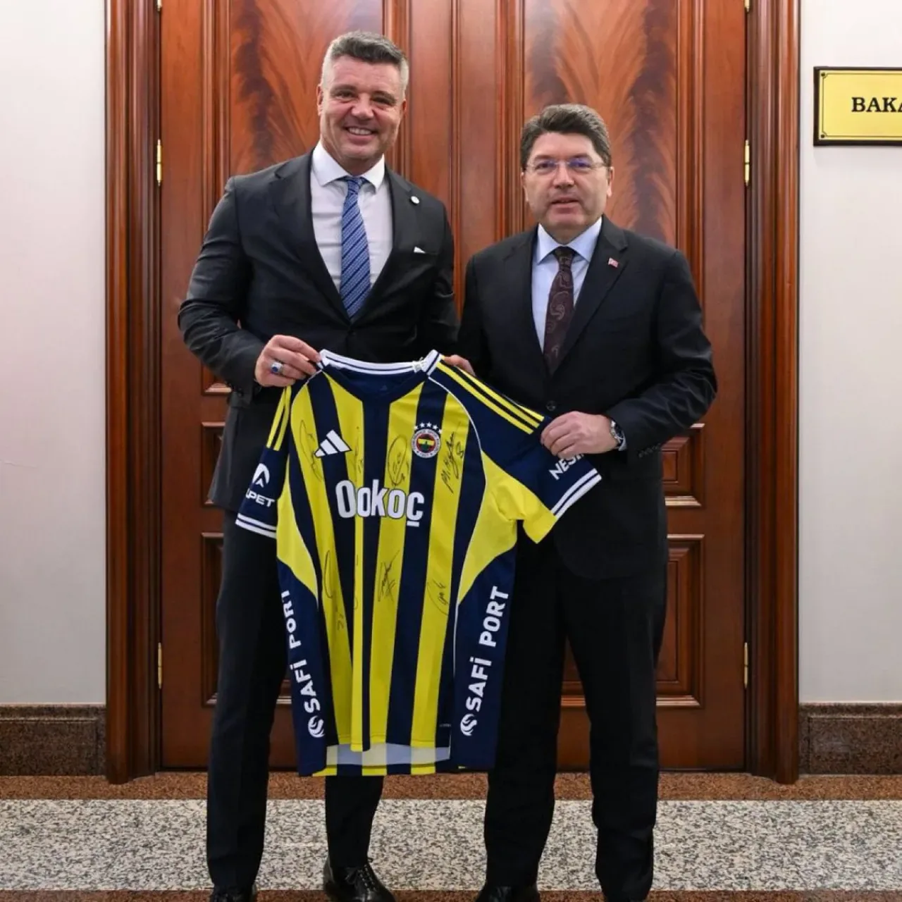 Fenerbahçe'den Mert Hakan Yandaş'ın İmzalı Forması Açıklaması Fenerbahçe'den Mert Hakan Yandaş'ın İmzalı Forması Açıklaması