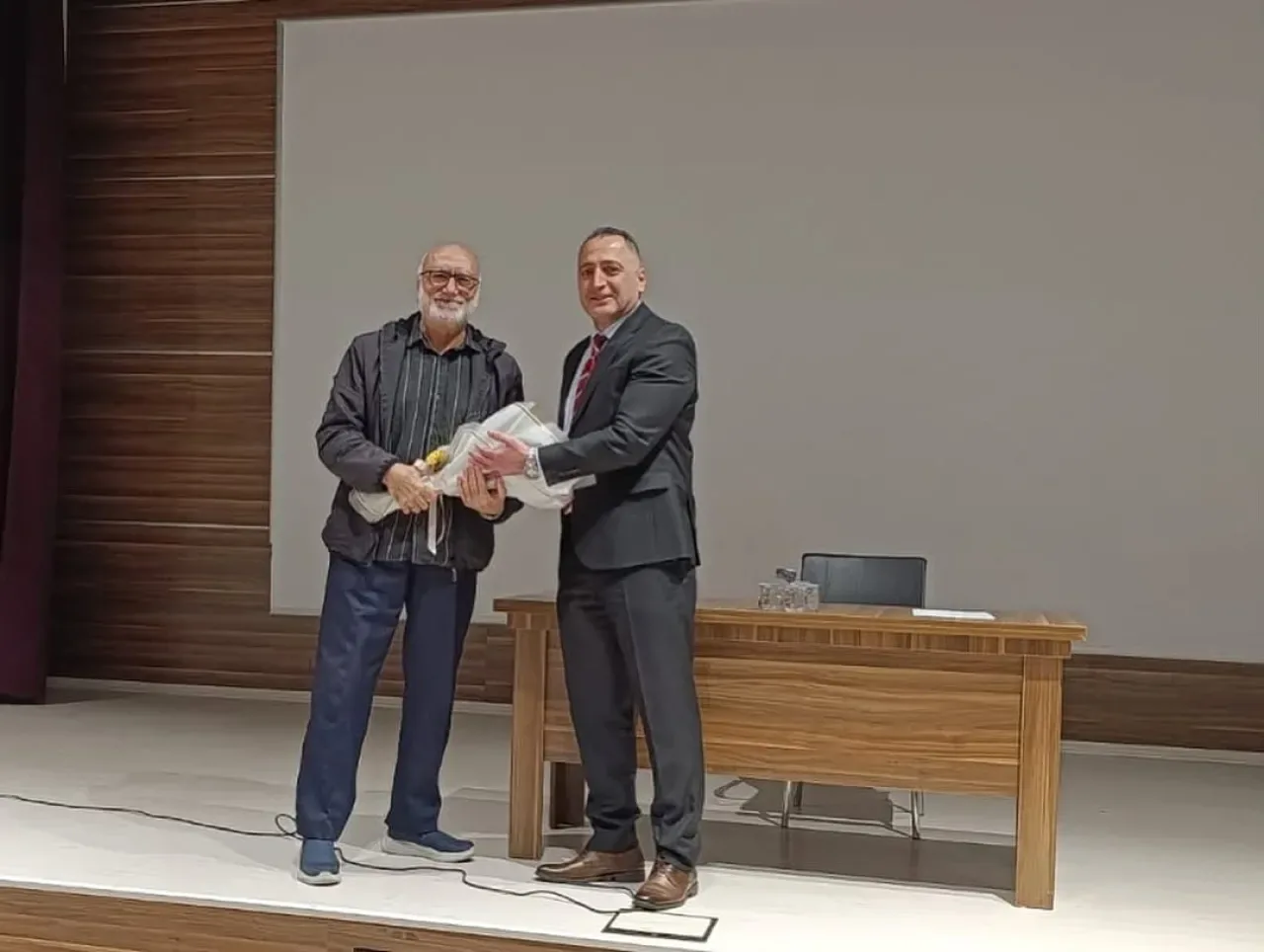 Bayrampaşa'da Öğretmenlere "Eğitim Nedir?" Konferansı Bayrampaşa'da Öğretmenlere "Eğitim Nedir?" Konferansı