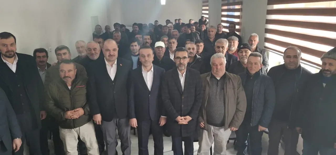 AKP Adana'da Mahalle Başkanları İle Değerlendirme Toplantısı Yapıldı AKP Adana'da Mahalle Başkanları İle Değerlendirme Toplantısı Yapıldı