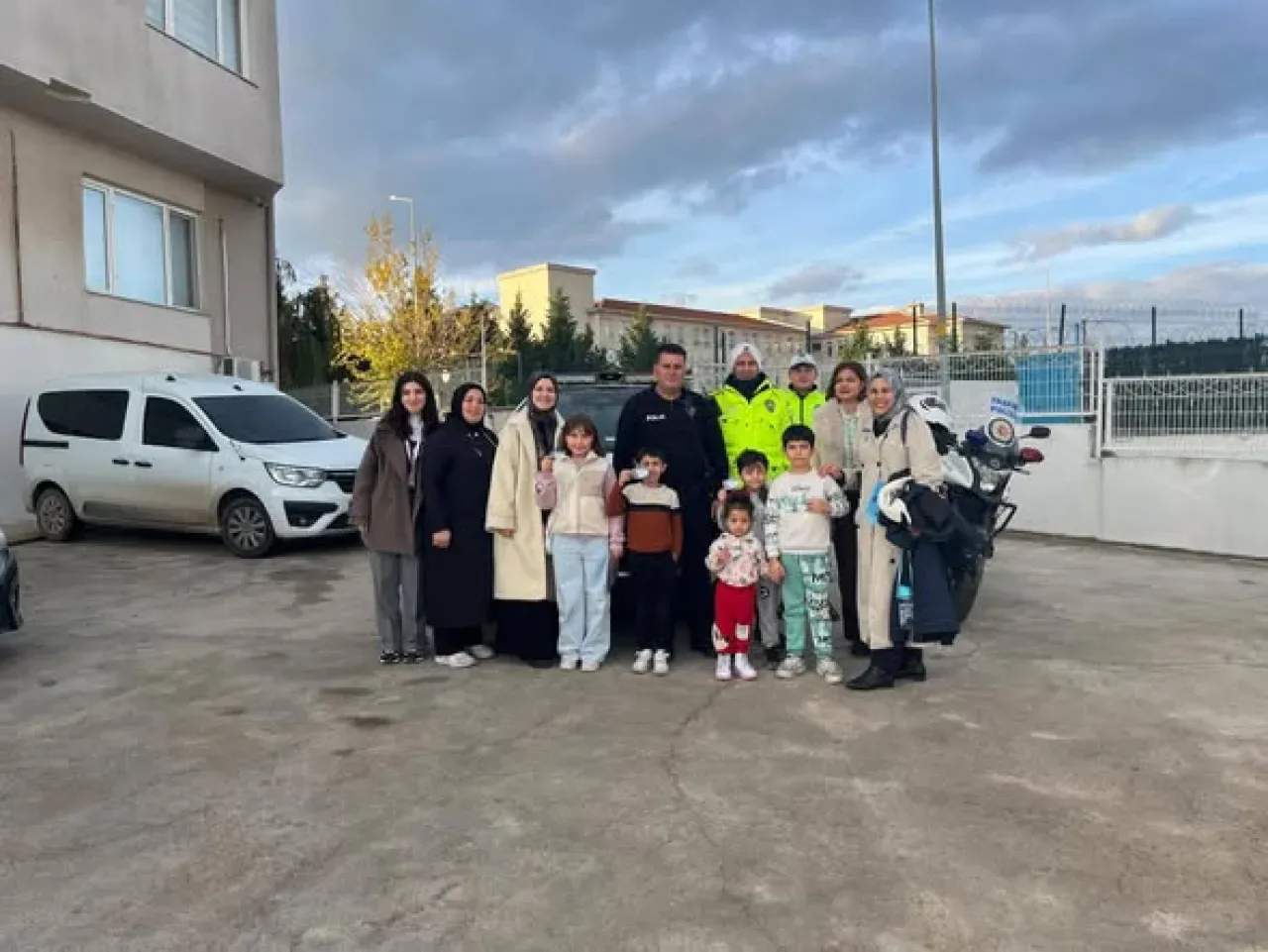 Karacabey'de Trafik Güvenliği Farkındalığı için Sosyal Hizmet Merkezinden Anlamlı Ziyaret Karacabey'de Trafik Güvenliği Farkındalığı için Sosyal Hizmet Merkezinden Anlamlı Ziyaret